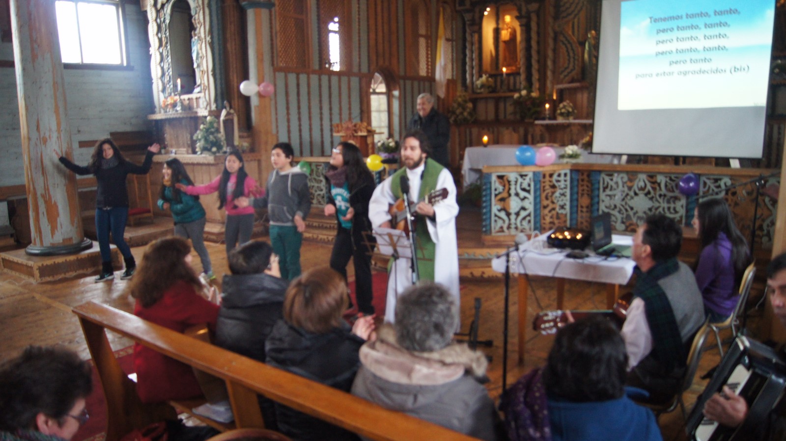 En la Santa Misa del domingo recién pasado en Achao niños participaron con mucha alegría celebrando su día, con alabanzas y cantos a Jesús