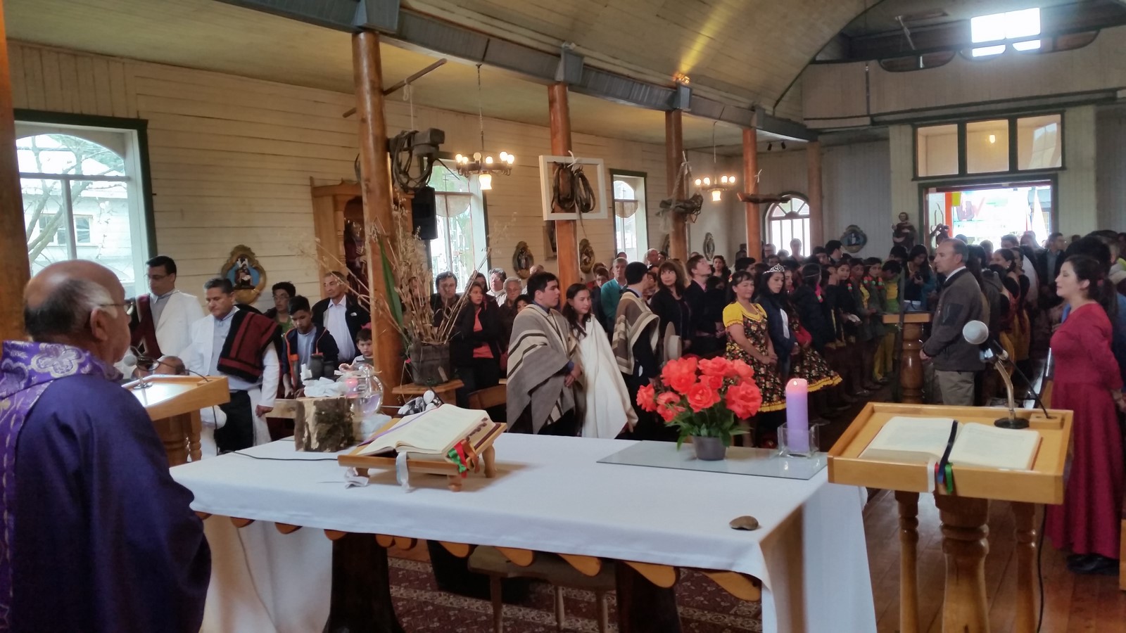 Con el Templo repleto de fieles se realizó la Misa de las Tradiciones en Quemchi