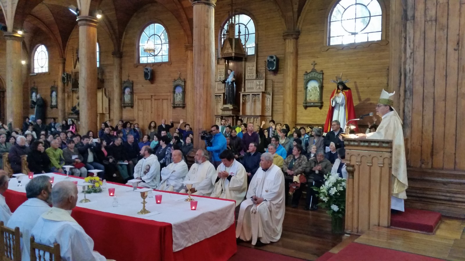 En comunión los sacerdotes renovaron sus promesas en la Misa Crismal