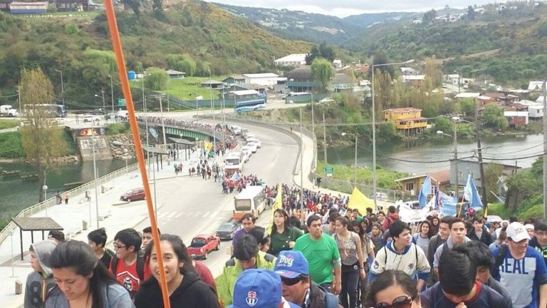 Los jóvenes caminaron con sus familias, al encuentro de Jesús Nazareno