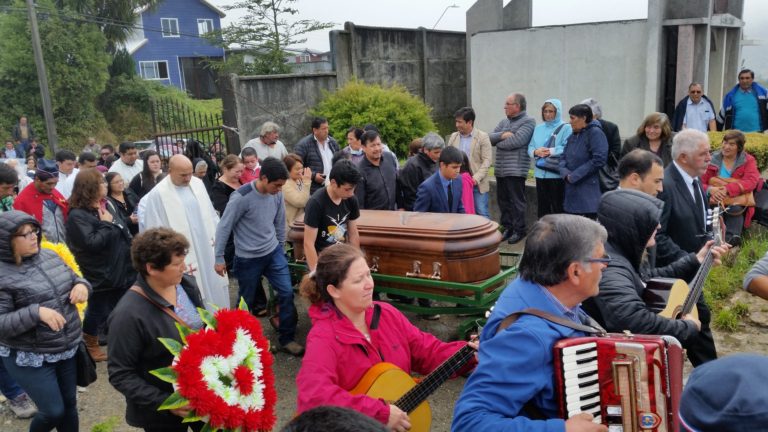 Bajo la lluvia Chiloé despide el P. Sergio Villegas