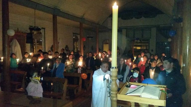 Vigilia Pascual ilumina los corazones en Quemchi