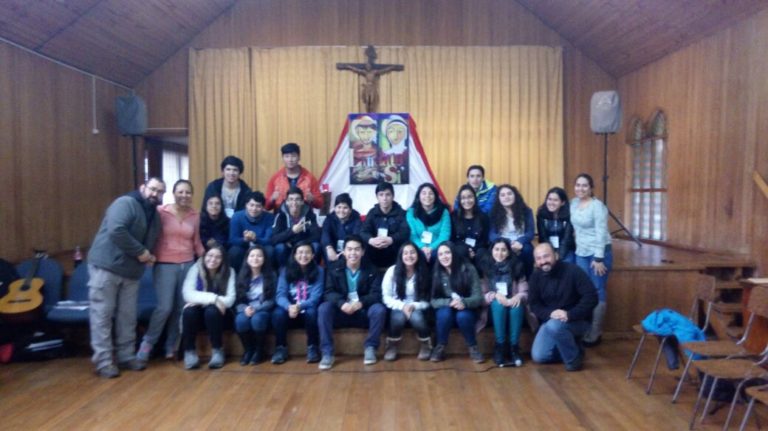 Encuentro de jóvenes marca el inicio de la catequesis de confirmación en Castro