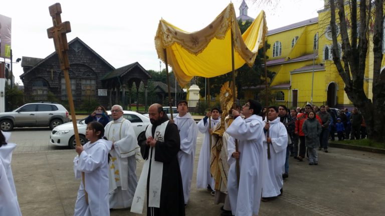 Fiesta de Corpus Christi en la Parroquia Apóstol Santiago de Castro