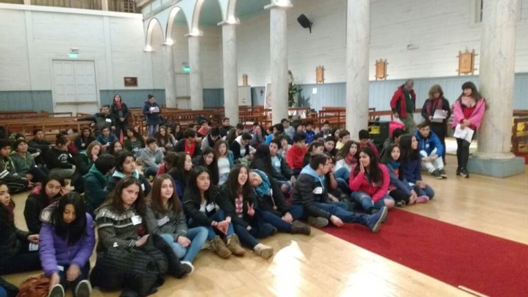 Con los jóvenes vivimos la venida del Espíritu Santo, en Dalcahue