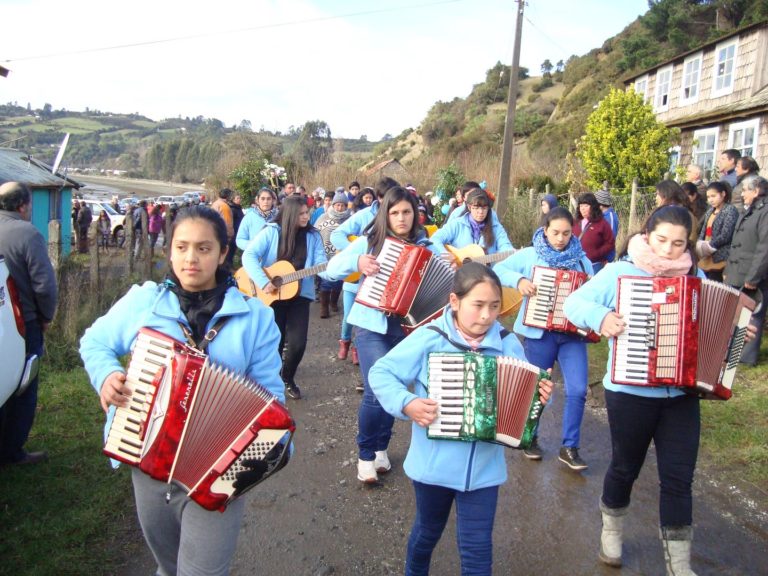 Uyar Bajo celebró a la Carmelita con tradiciones chilotas