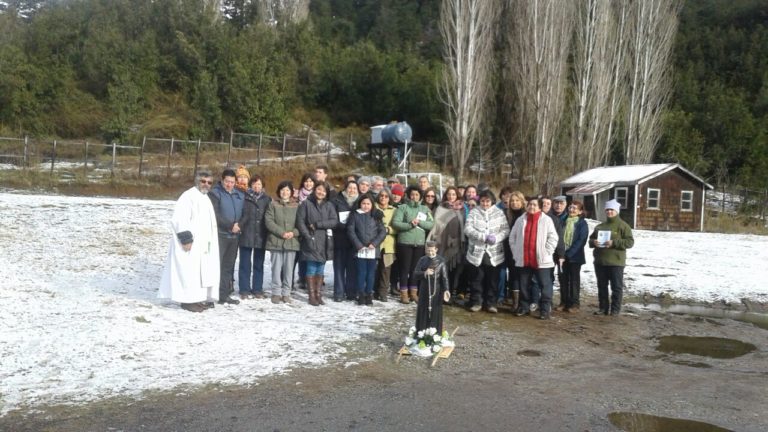 En medio de la nieve se celebró al Padre Hurtado en Futaleufú