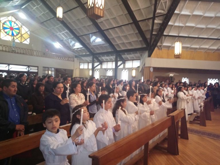 Estudiantes del Colegio Seminario de Ancud reciben a Jesús por primera vez