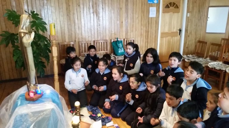 Liceo Filipense de Achao celebra a la Virgen María y pide por la Visita del Papa