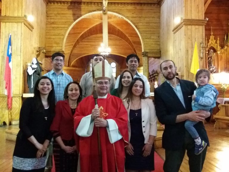 Confirmaciones y encuentro de catequesis familiar se realizaron en la Parroquia Apóstol Santiago