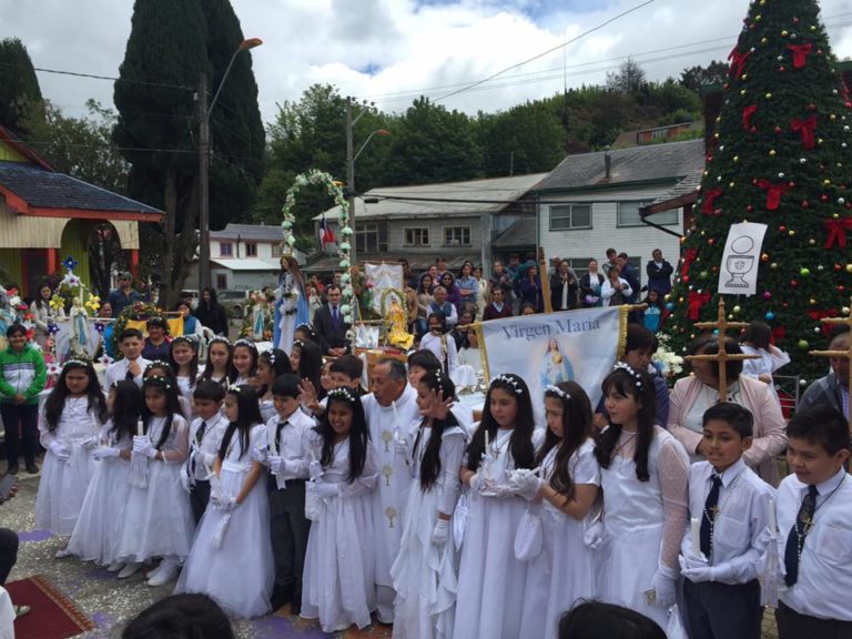 De blanco se vio la plaza de Quemchi para celebrar a María Inmaculada