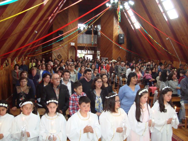 Niños reciben por primera vez a Jesús acompañados de la Madre Inmaculada en Curaco de Vélez