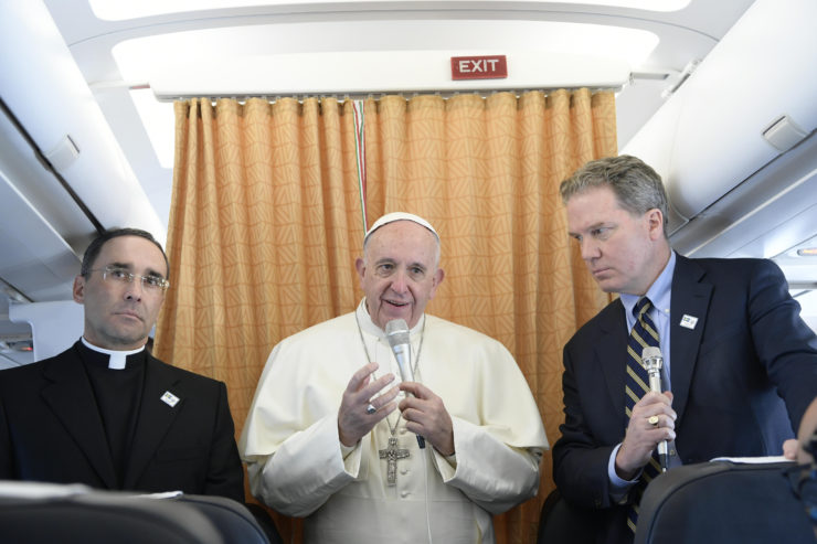 Perú, “una fe que impresiona” y Chile, una impresión “muy fuerte y gratificante”: palabras del Papa en el avión de vuelta a Roma