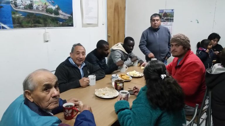 Un café con los hermanos migrantes: así vivió la Parroquia de Quemchi el día del trabajador