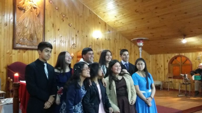 La comunidad Virgen de Gracia de Castro celebró con entusiasmo la confirmación de 08 jóvenes