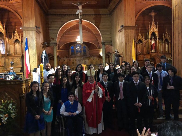 Iluminados por la Santísima Trinidad, 25 jóvenes se confirmaron en la Parroquia Apóstol Santiago de Castro