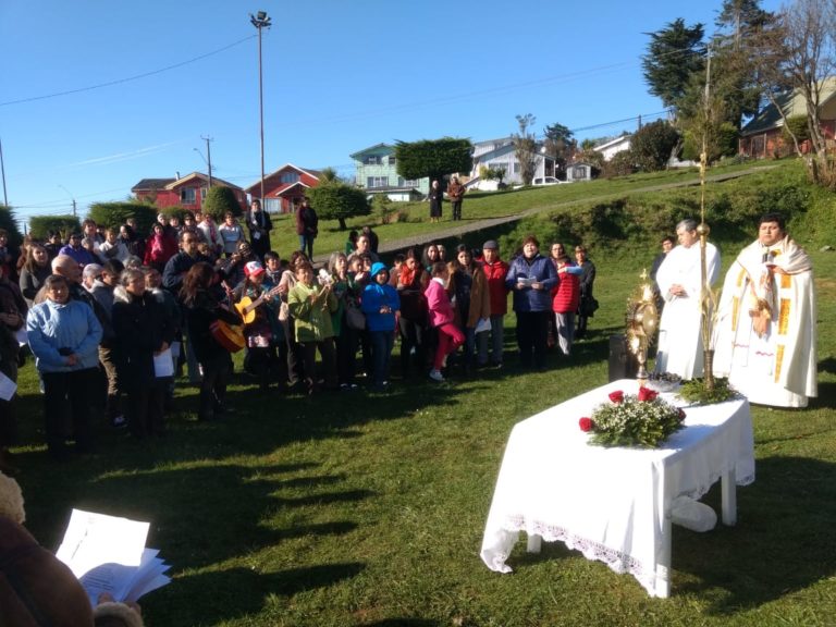 Las comunidades pertenecientes a la parroquia El Sagrario, junto a Jesús Sacramentado peregrinaron por diferentes sectores de Ancud