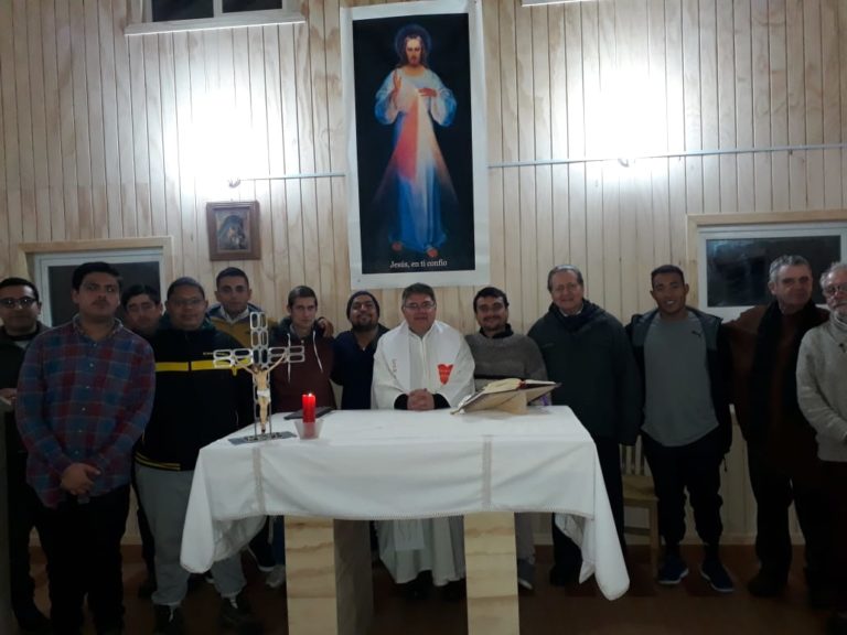 Primera misa en la nueva capilla de la Fazenda de la Esperanza de Mechaico