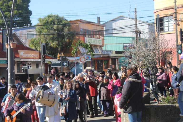 Bendición de la custodia peregrina del Año Eucarístico se realizó durante la celebración del Cuerpo y Sangre de Cristo en la Catedral de Ancud