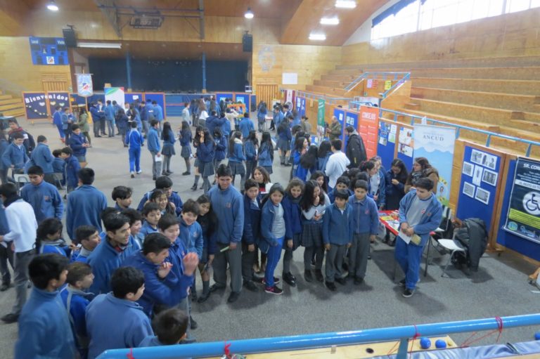 Feria adolescente en Colegio Seminario entrega importante información para jóvenes