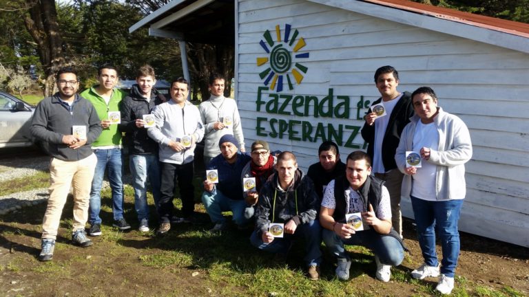 Los detentes, signo del Congreso Eucarístico en nuestra Diócesis, están siendo confeccionados por los jóvenes de la Fazenda de la Esperanza