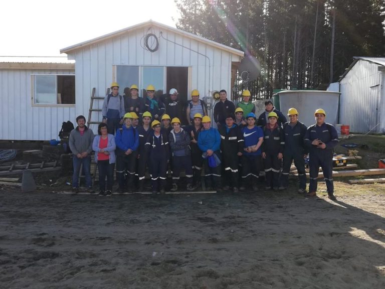 Alumnos del Colegio Seminario de Ancud ayudan a alumna afectada por incendio que destruyó su casa