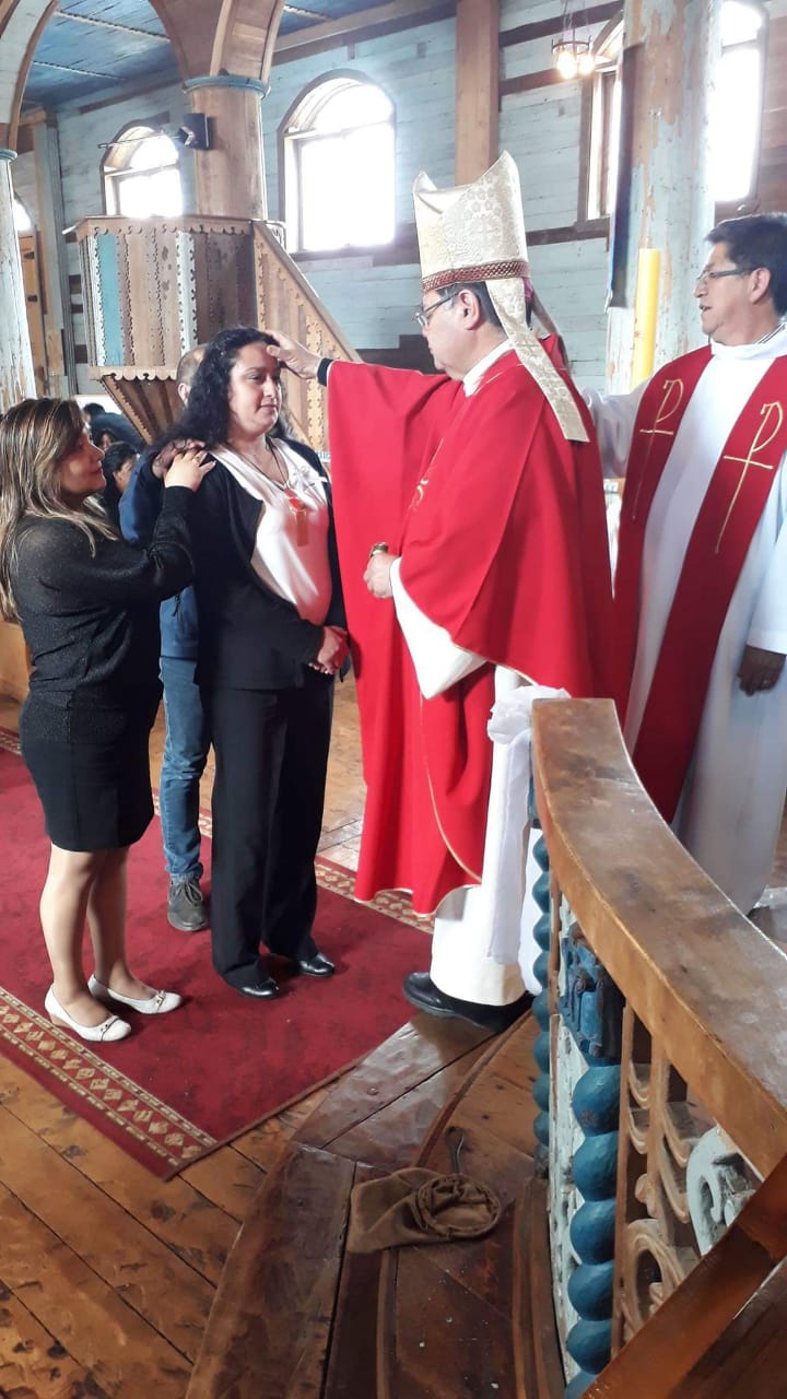 Un grupo de 37 personas, entre jóvenes y adultos se entregaron a Cristo a través del Sacramento de la Confirmación en Achao