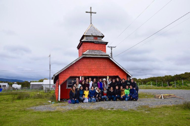 Misioneras del Opus Dei cooperaron en hermosear la Capilla de Cucao además de otras actividades con la comunidad