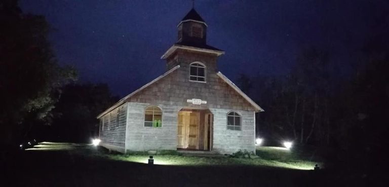 Capilla y pasarela en la islita de Aucar ahora cuentan con iluminación solar