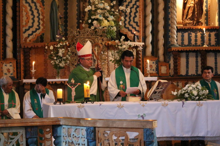 Pbro. Carlos Cárdenas asume la Parroquia de Achao