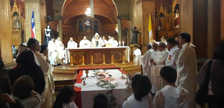 “Pueblo sacerdotal”, con devoción se vivió la misa Crismal en Castro