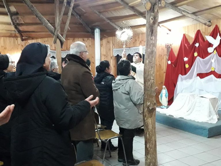 En la Parroquia de Chonchi la espera de Pentecostés se vivió en oración junto al Santísimo Sacramento