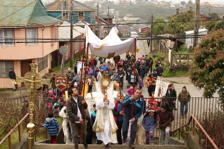 Con procesión por las calles de Ancud, Parroquia El Sagrario celebró Corpus Christi