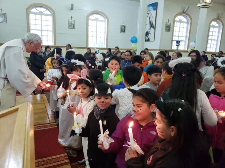 Con alegría niños y sus familias celebraron la “fiesta de la luz” en la Parroquia El Sagrario de Ancud