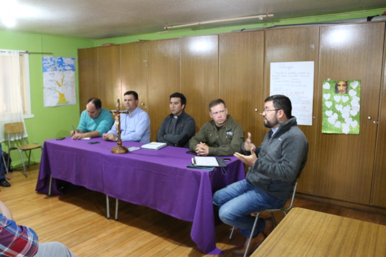 Una reunión se sostuvo en los salones parroquiales de la Iglesia de Achao convocada por la comunidad en torno a la seguridad del templo